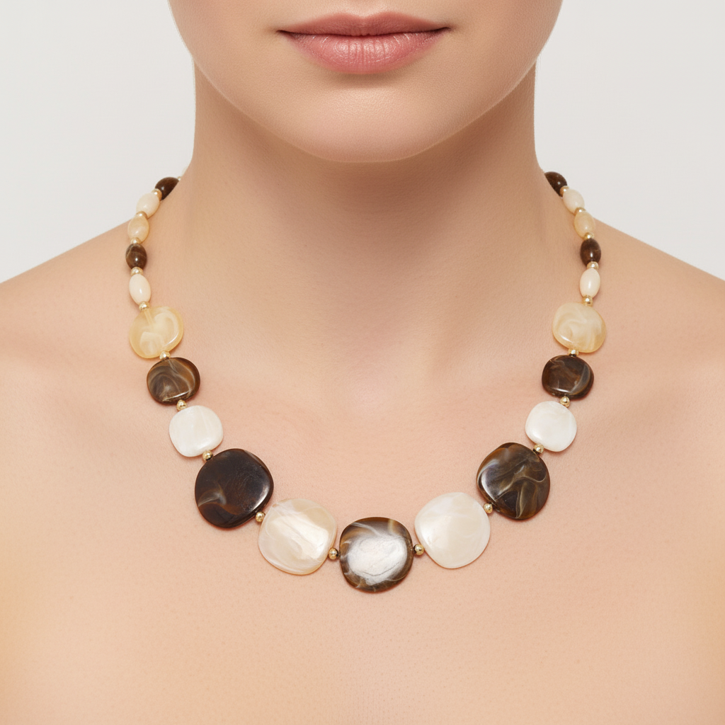 Moderne Damen-Halskette aus Natur-Holzperlen, leicht und vielseitig. Perfektes Boho-Accessoire.