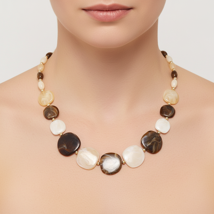 Moderne Damen-Halskette aus Natur-Holzperlen, leicht und vielseitig. Perfektes Boho-Accessoire.