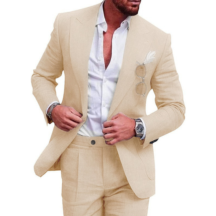 Mann trägt Jasper Slim Fit Herren Anzug. Grauer Zweiteiler, elegantes Business Outfit & festlicher Anzug.