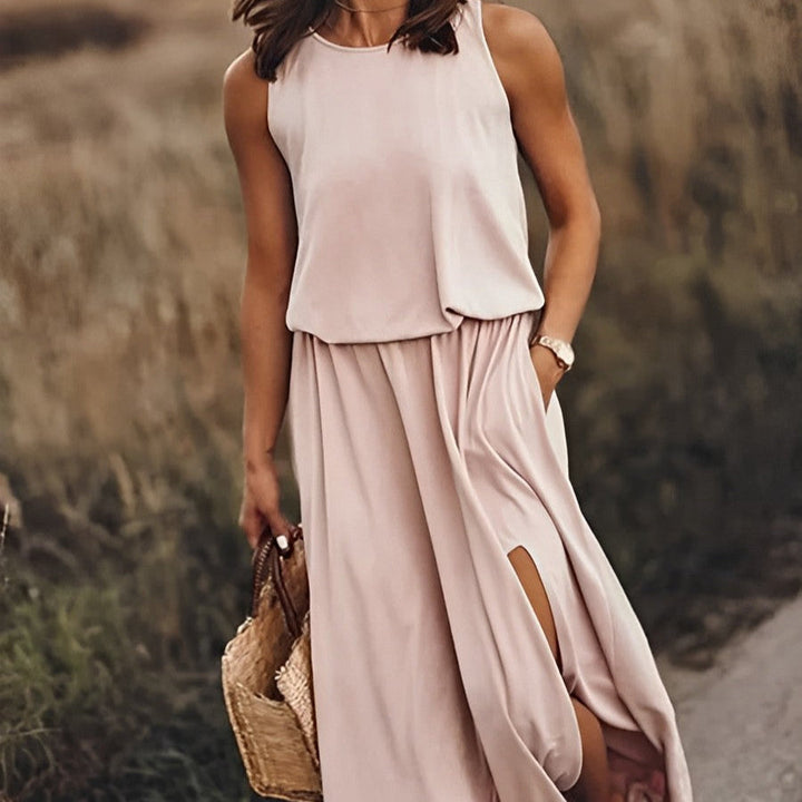Damen Strand Maxikleid im Retro-Muster, ärmellos & fließend. Ideal für einen eleganten Sommer-Look.