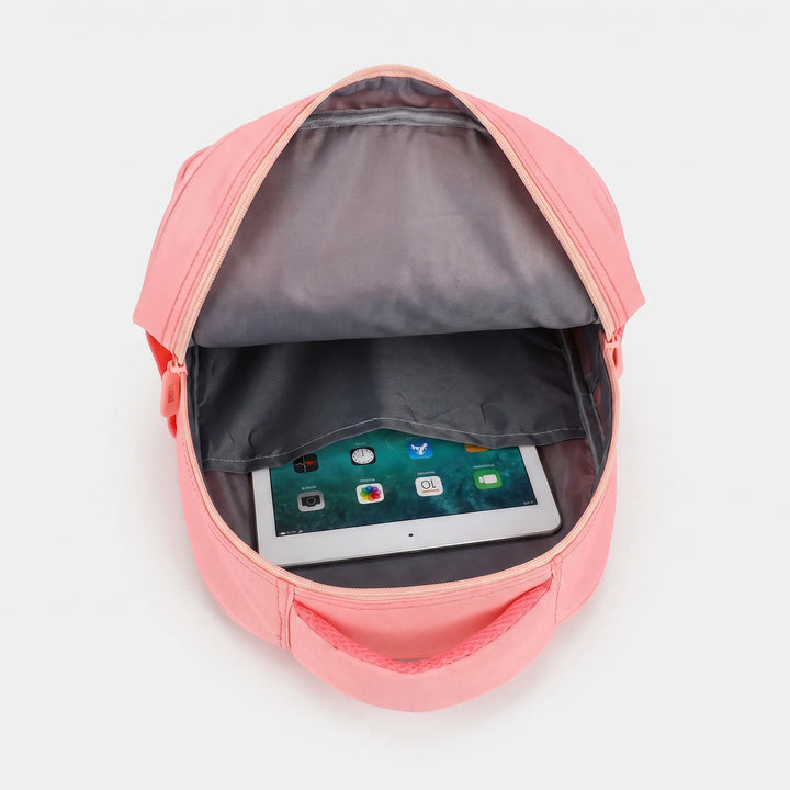 Detailansicht: Schulrucksack aus Nylon mit einzigartigem Cartoon-Motiv und stabilen Reißverschlüssen.