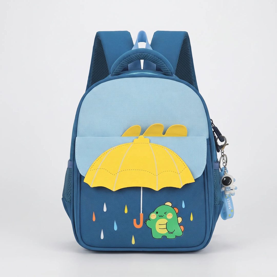 Vorderansicht des farbenfrohen Kinder-Schulrucksacks mit charmantem Cartoon-Motiv und Fronttasche.