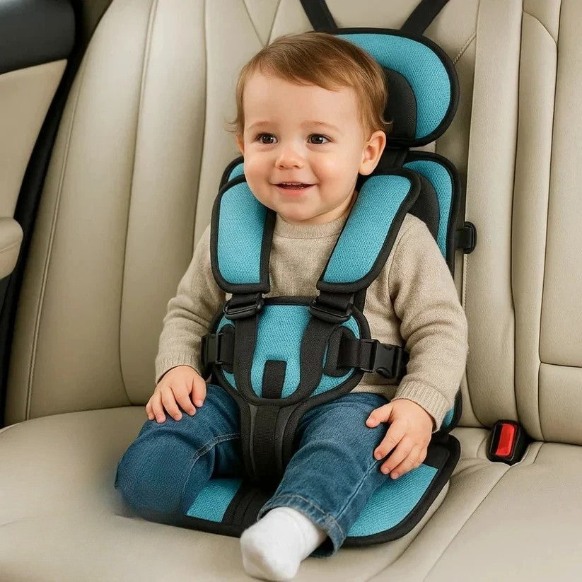 Sicherer, faltbarer Kindersitz mit 5-Punkt-Gurt, ideal als Reisesitz für Kinder im Auto.