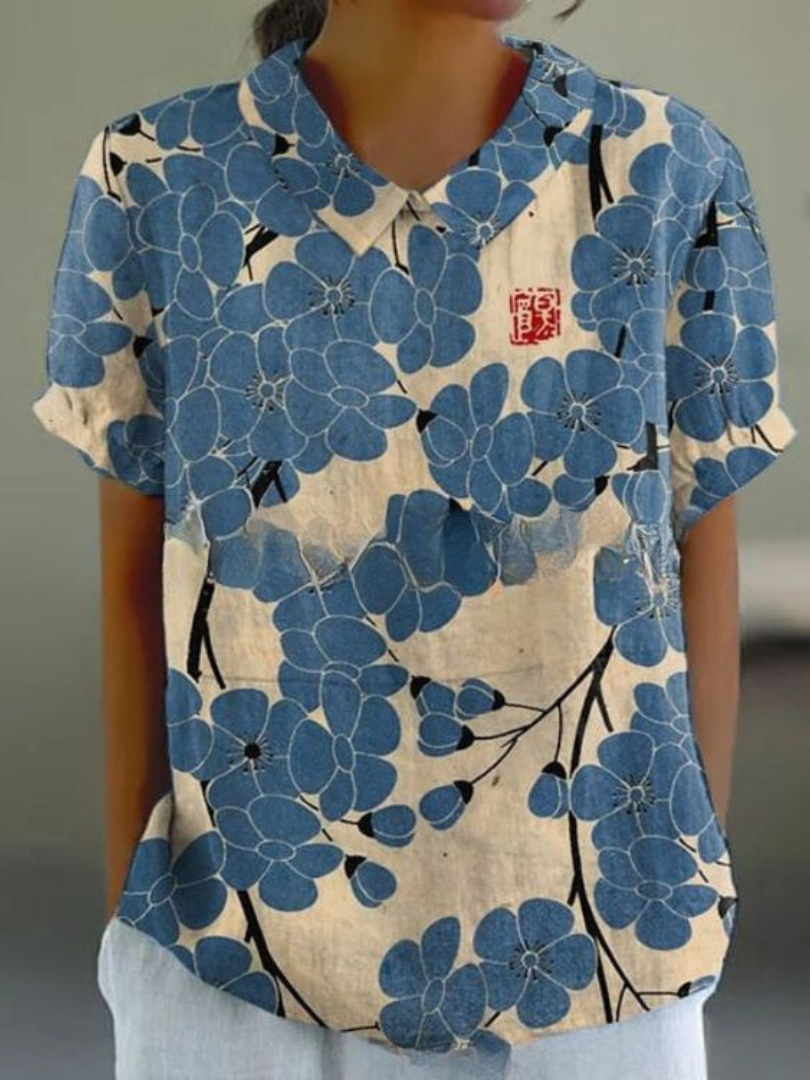 Blaue Damen Sommerbluse, leicht und fließend, mit zartem Blumenmuster, perfekt für einen eleganten Look.