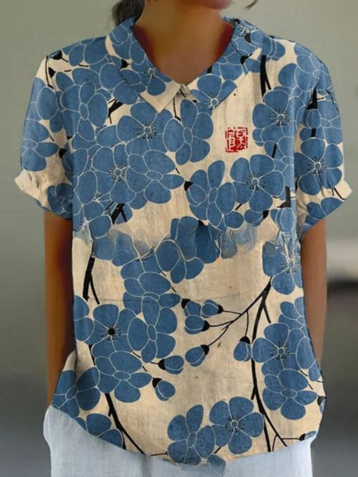 Blaue Damen Sommerbluse, leicht und fließend, mit zartem Blumenmuster, perfekt für einen eleganten Look.