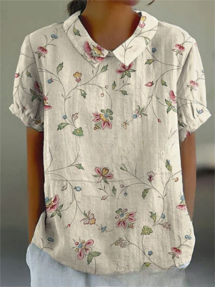 Komfortable Kurzarm-Damenbluse mit sommerlichem Blumenmuster, leicht und atmungsaktiv, perfekt für warme Tage.