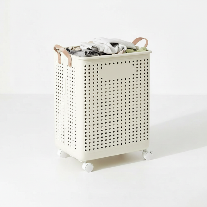 Gefalteter LaundryGlide Wäschekorb auf Rollen, platzsparend verstaut, ideal für kleine Wohnungen und Waschküche.