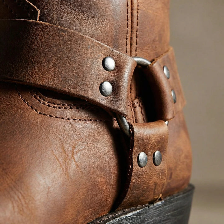 Klassische Herren Cowboy-Stiefel Allan. Bequeme Westernstiefel in Dunkelbraun für einen stilvollen Freizeit-Look.