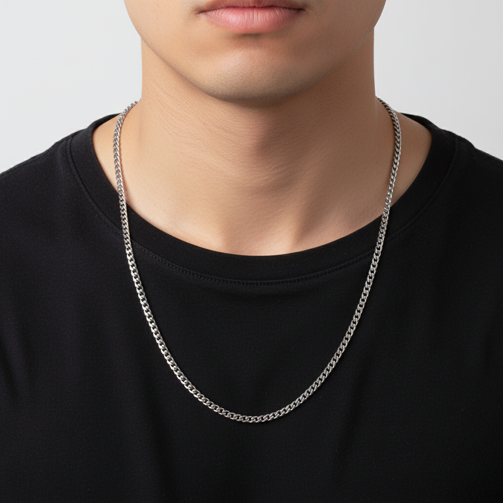 Klassische Herrenkette "StyleChain" am Hals eines Mannes, zeitloses und edles Accessoire.