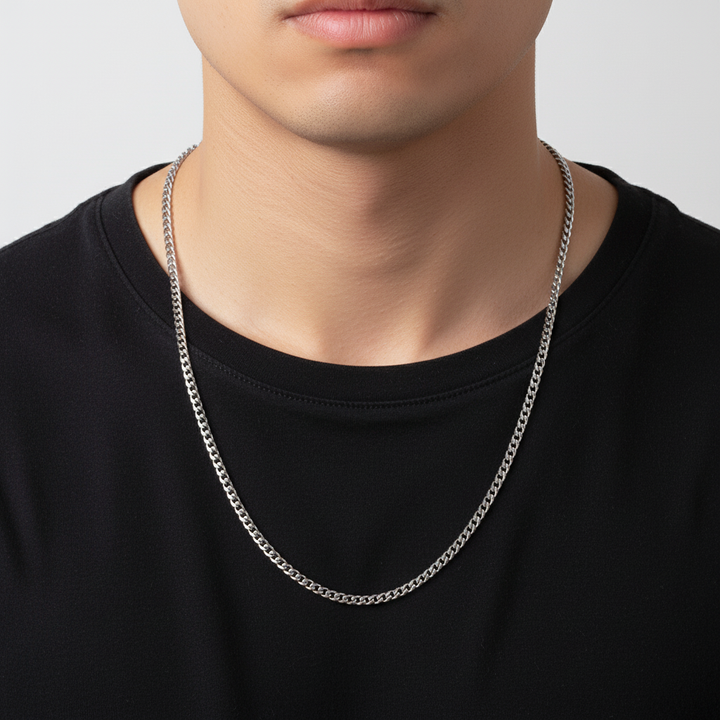 Klassische Herrenkette "StyleChain" am Hals eines Mannes, zeitloses und edles Accessoire.