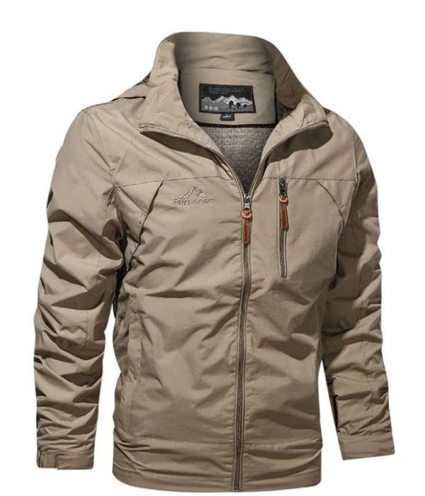 Moderner Herren Regenmantel, elegant & funktional. Optimaler Wetterschutz für stilbewusste Männer bei jedem Wetter.