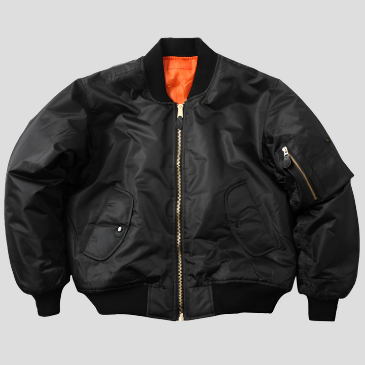 Person in Bewegung trägt bequeme, klassische Unisex Bomberjacke Nicole, perfekt als Alltagsjacke.