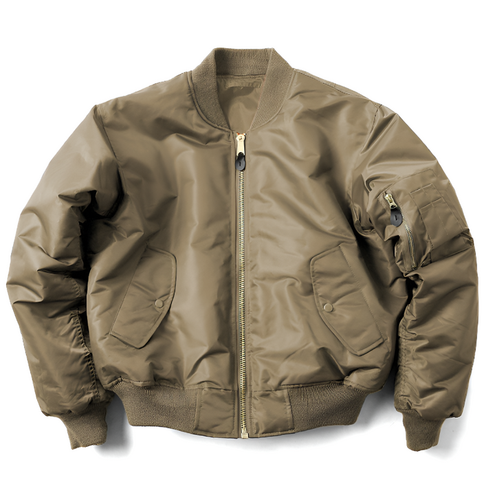 Junger Mann trägt stilvolle, klassische Unisex Bomberjacke Nicole, perfekt als Übergangsjacke für Herren.