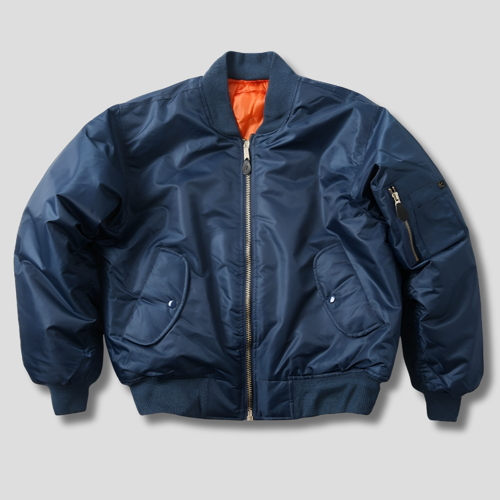 Frau in bequemer, modischer Unisex Bomberjacke Nicole, vielseitig kombinierbar für Damen.
