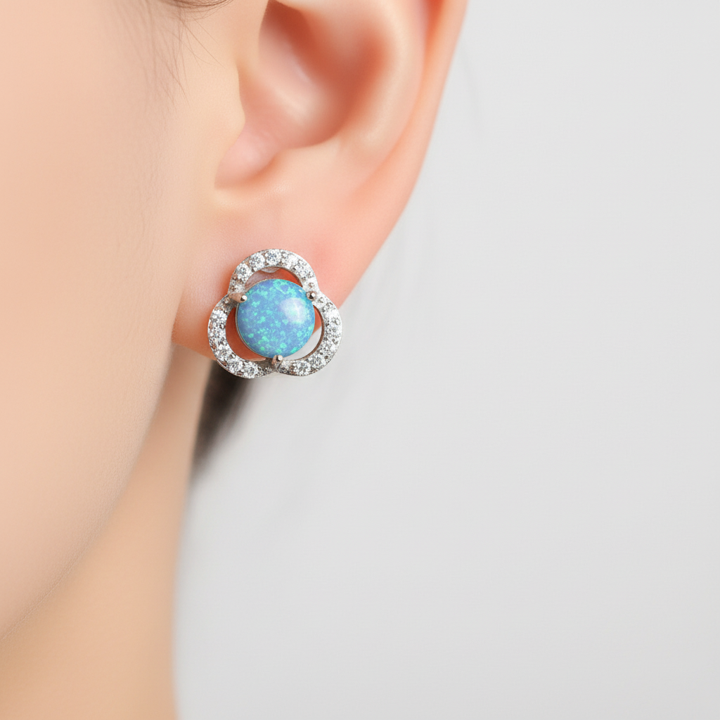 Zierliche Kleeblatt-Ohrringe mit farbenprächtigem Opal, ein eleganter Akzent für jedes Outfit.