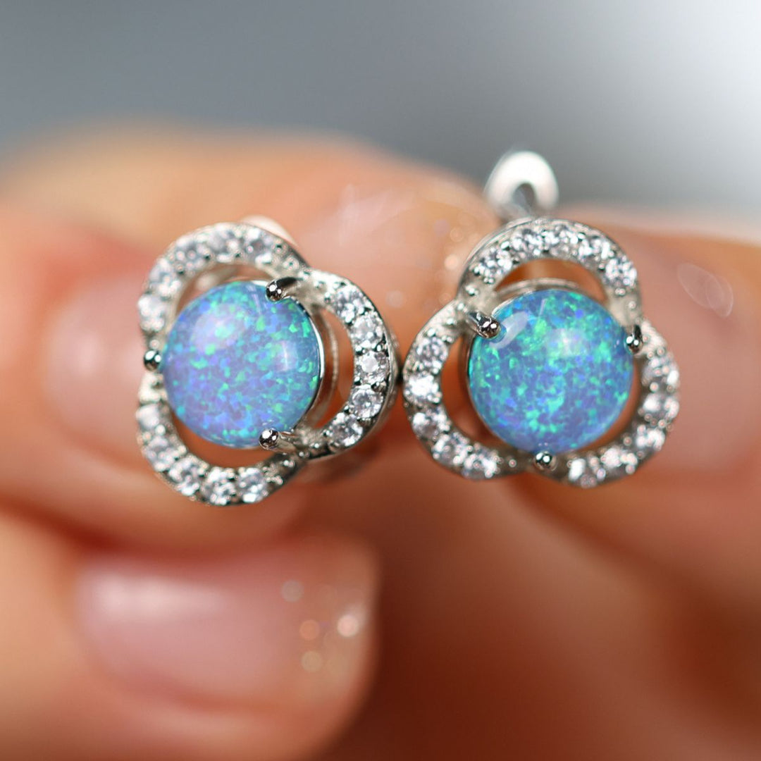 Stilvolle Kleeblatt-Ohrringe mit Opal, perfekt als eleganter Glücksbringer und modisches Accessoire.