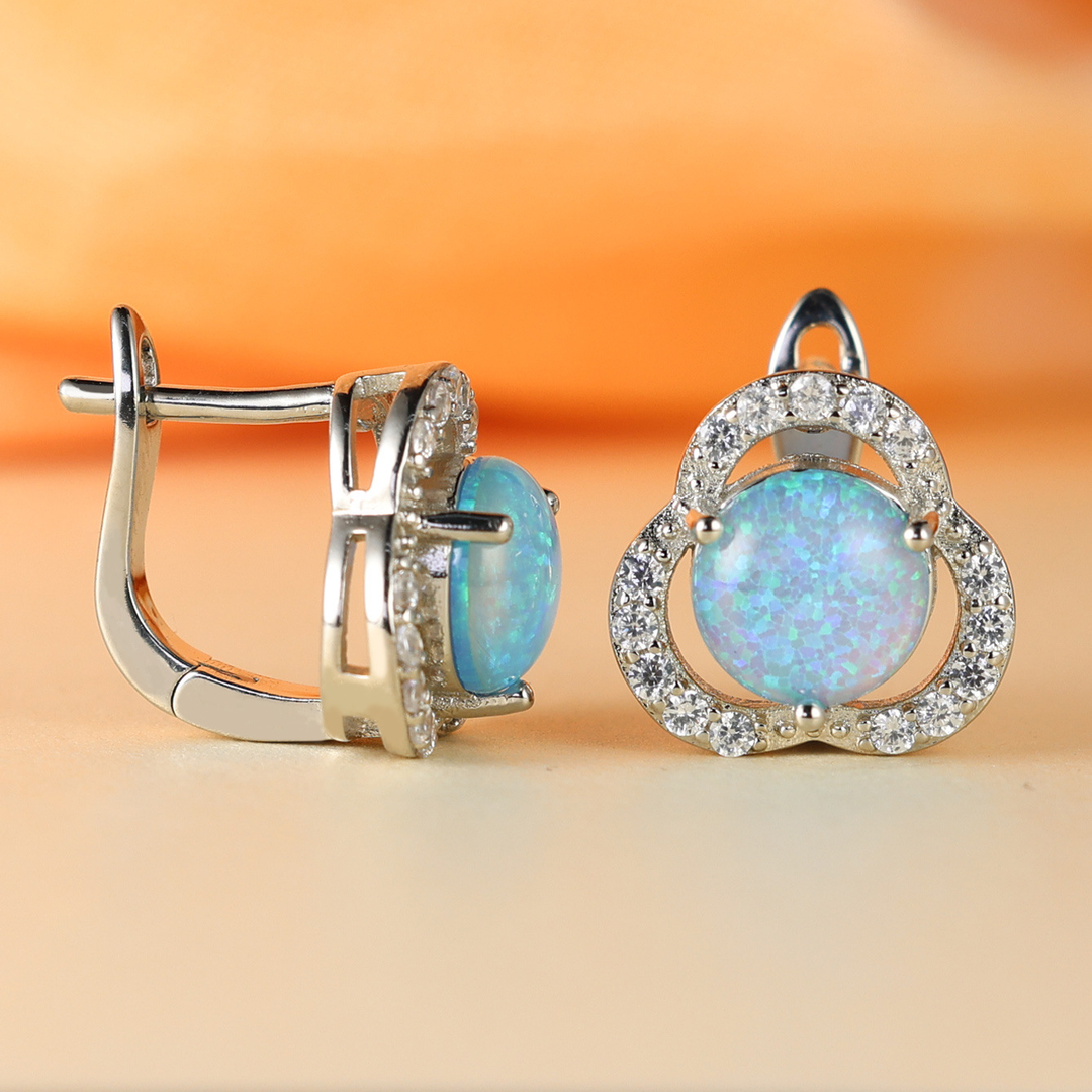Roségoldene Kleeblatt-Ohrringe mit leuchtendem Opal, ein charmanter Glücksbringer für Damen.