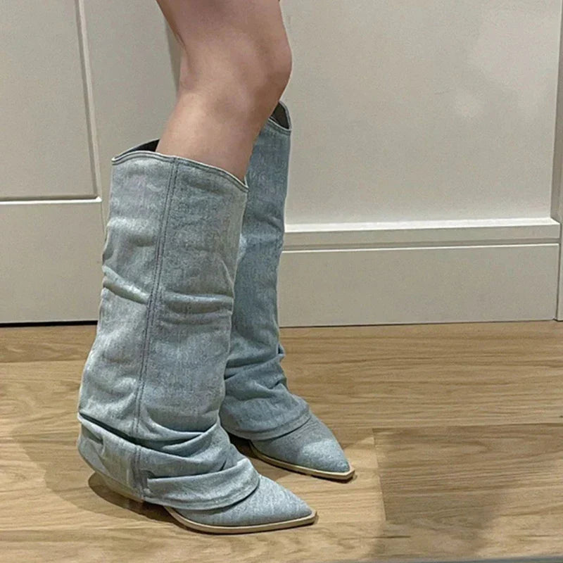Moderne Damen Kniehohe Stiefel im Western Stil mit gerafftem Schaft und stabilem Blockabsatz, hellblau.