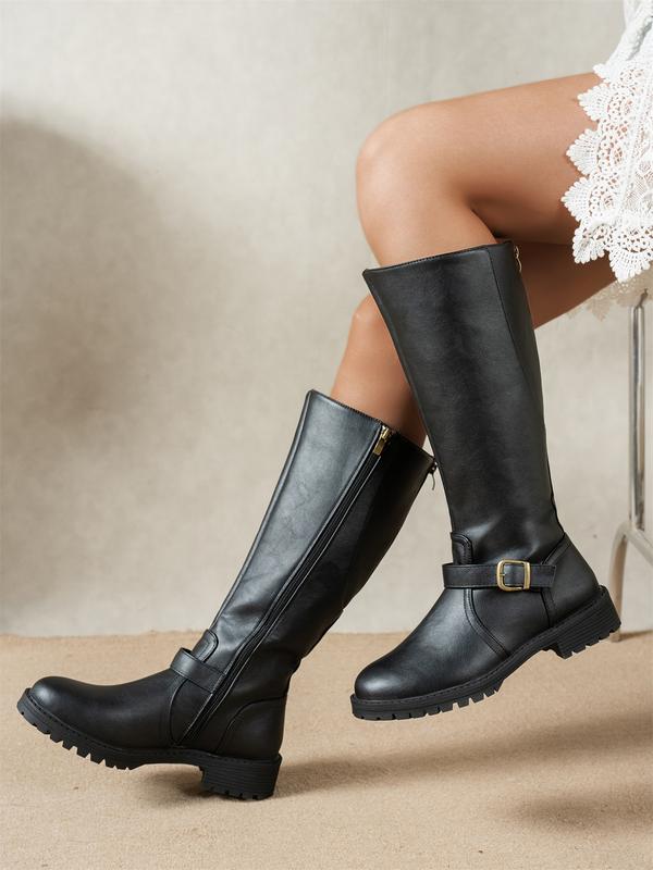 Zeitlose Damen Stiefel, kniehoch mit markanter Schnalle und stabilem Blockabsatz für stilvolle Eleganz.