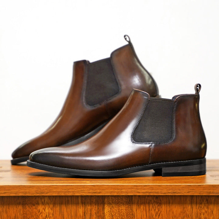 Modische Herren Leder Chelsea Boots in Schwarz, schlanke Knöchelstiefel für einen eleganten Business-Look.