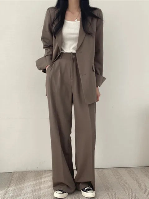 Damen Outfit für den Herbst: Stilvoller Blazer & bequeme Hose, perfekt für die Übergangszeit und formelle Anlässe.