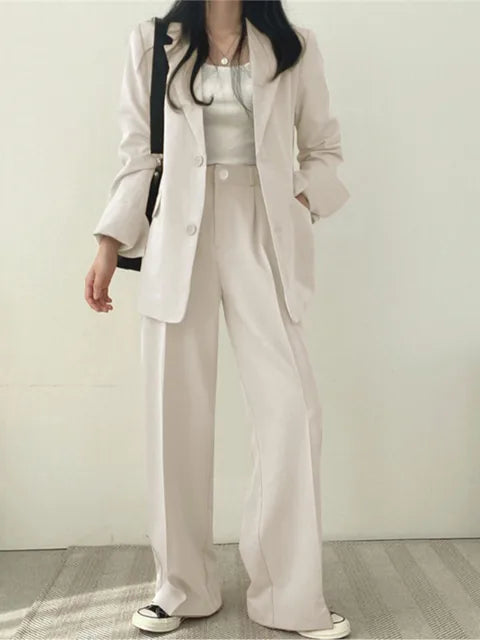 Moderner Damenanzug: Zweiteiliger Blazer und Hose für Businessmode, stilvoll und komfortabel im Herbst.