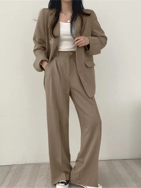 Detailansicht des Stoffes: Hochwertiger Damen Blazer und Hose für ein elegantes Herbst-Outfit im Büro.