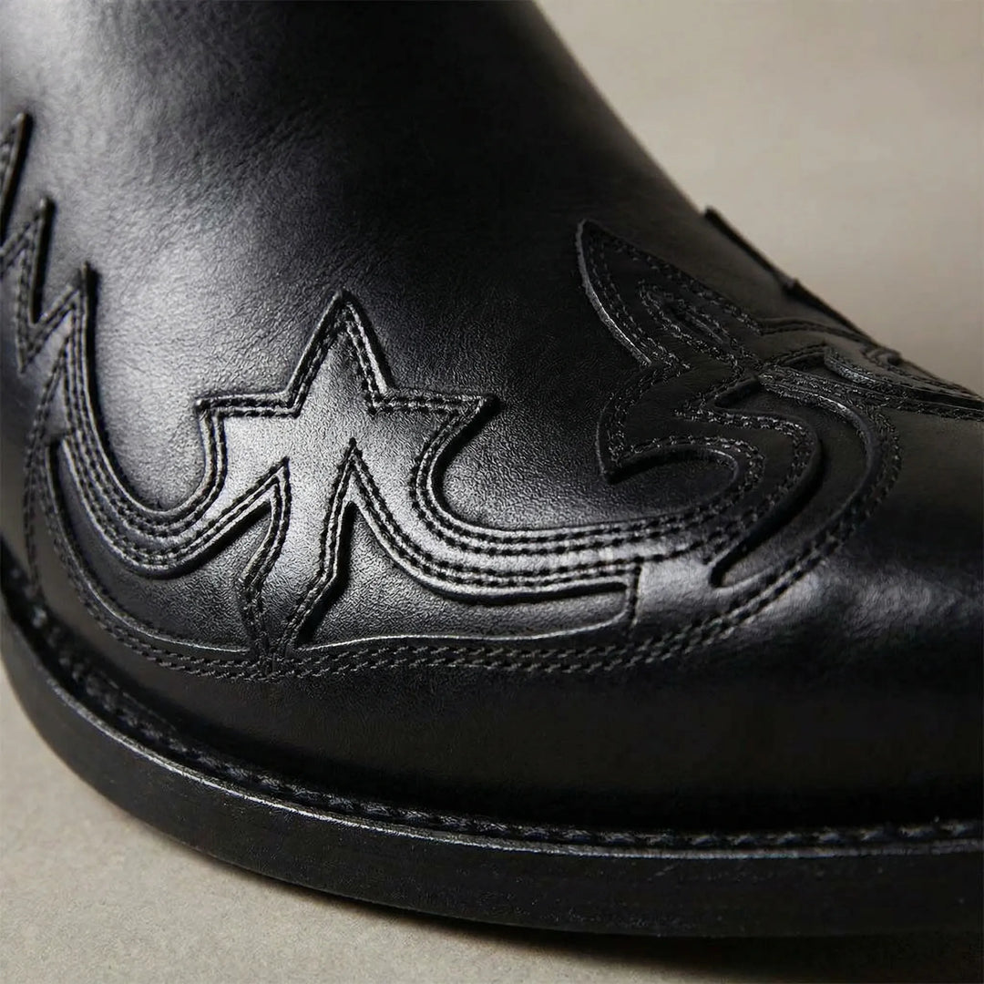 Modische Ankle Boots Chris im Western-Stil. Kurze Cowboystiefel mit eleganter Stickerei & spitzer Zehenpartie.