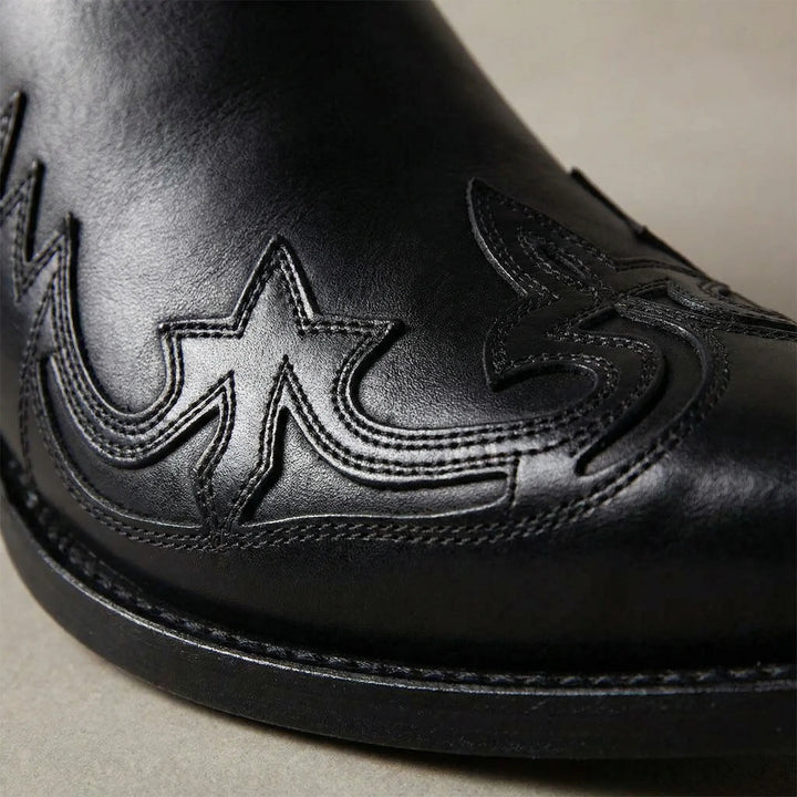 Modische Ankle Boots Chris im Western-Stil. Kurze Cowboystiefel mit eleganter Stickerei & spitzer Zehenpartie.