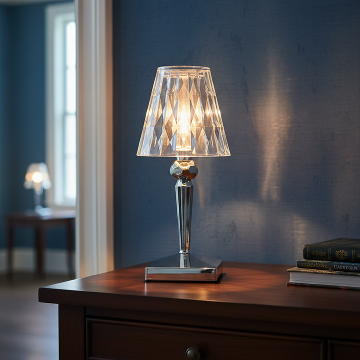Elegante Kristalloptik Tischlampe Prismara für glamouröses Wohnzimmer Ambiente.