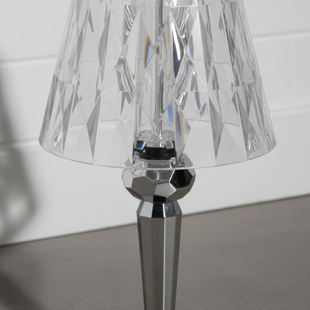 Glänzende Kristalloptik Dekolampe, erzeugt stimmungsvolles Licht für ein luxuriöses Ambiente.
