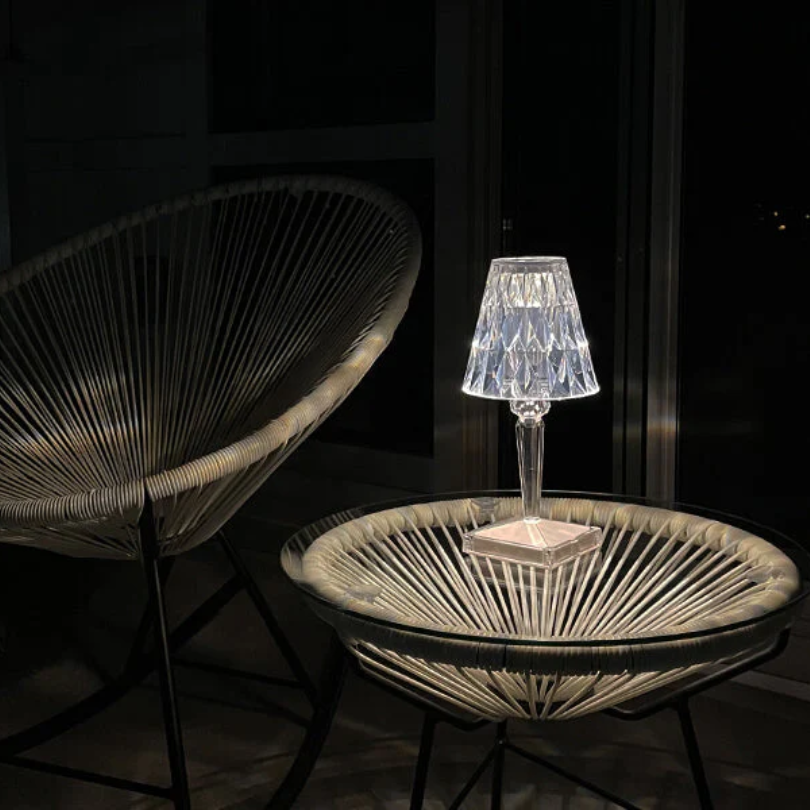 Klassisch-moderne Kristalloptik Tischlampe, schafft ein glamouröses und elegantes Gefühl.