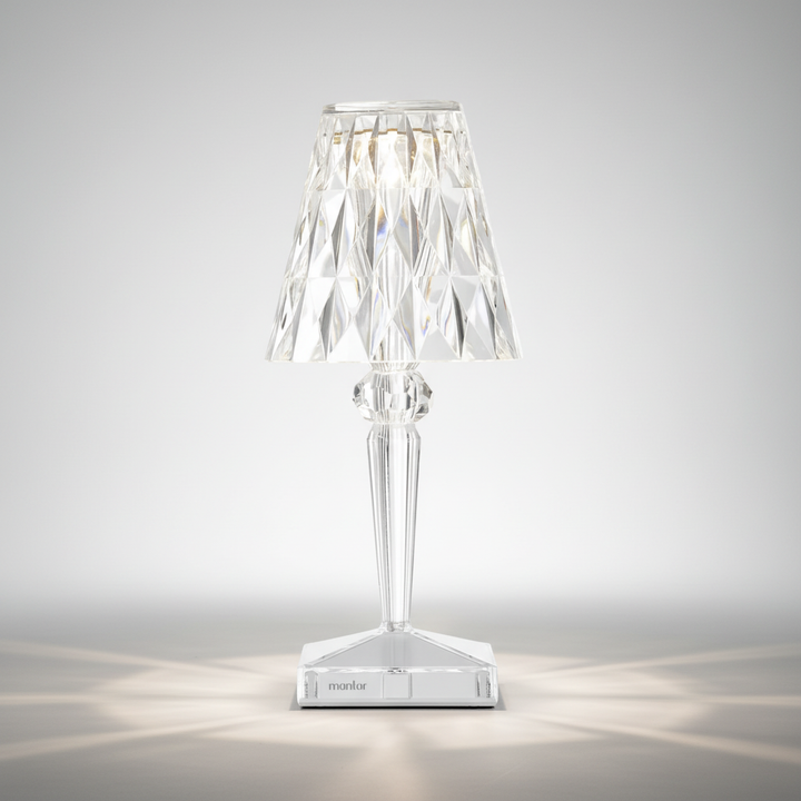 Prismara Kristalllampe, stilvolle Tischleuchte zur Akzentbeleuchtung im Wohnzimmer.