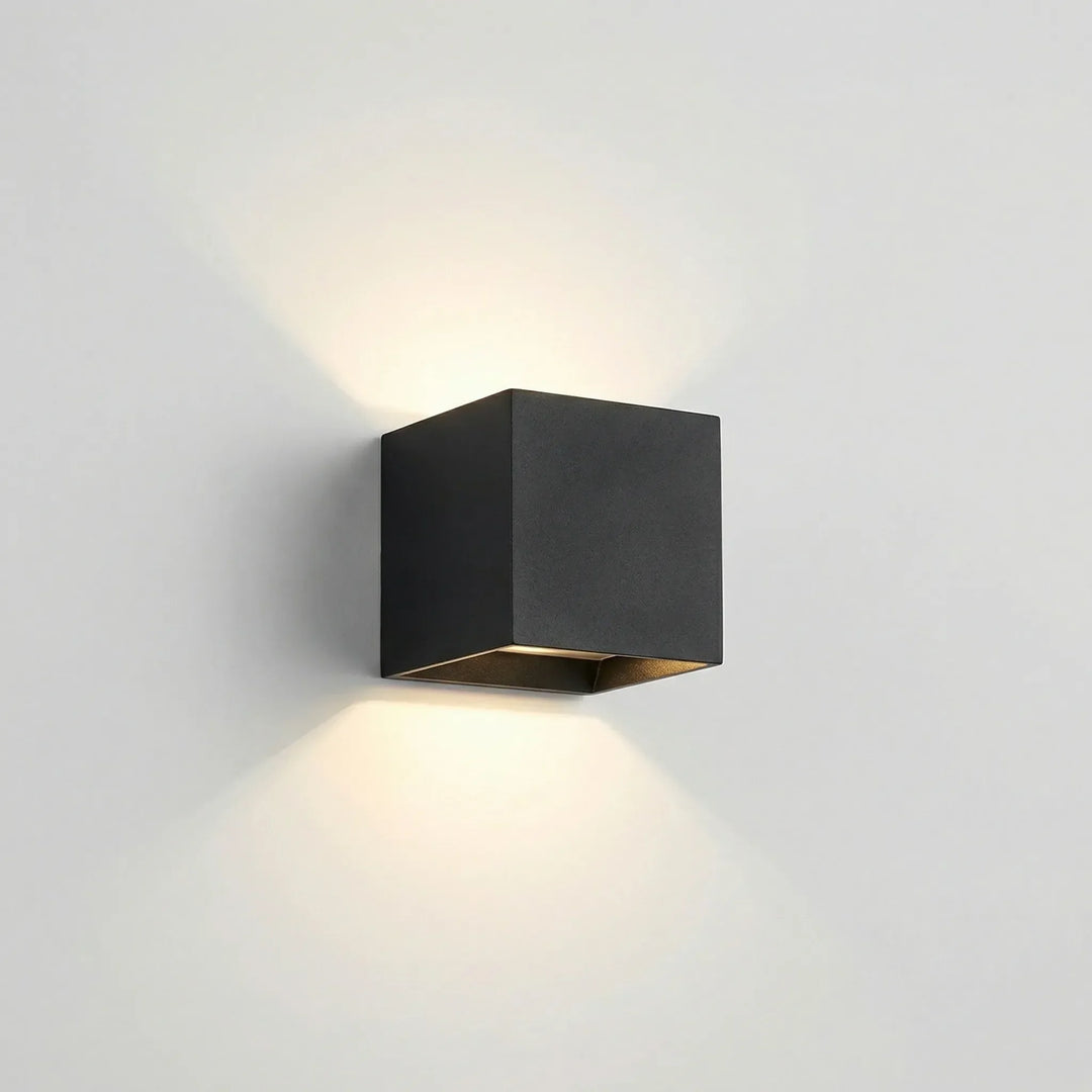 Moderne Design LED-Wandleuchte, würfelförmig. Perfekt als Ambientebeleuchtung innen & als Außenleuchte. Up-Down-Licht anpassbar.
