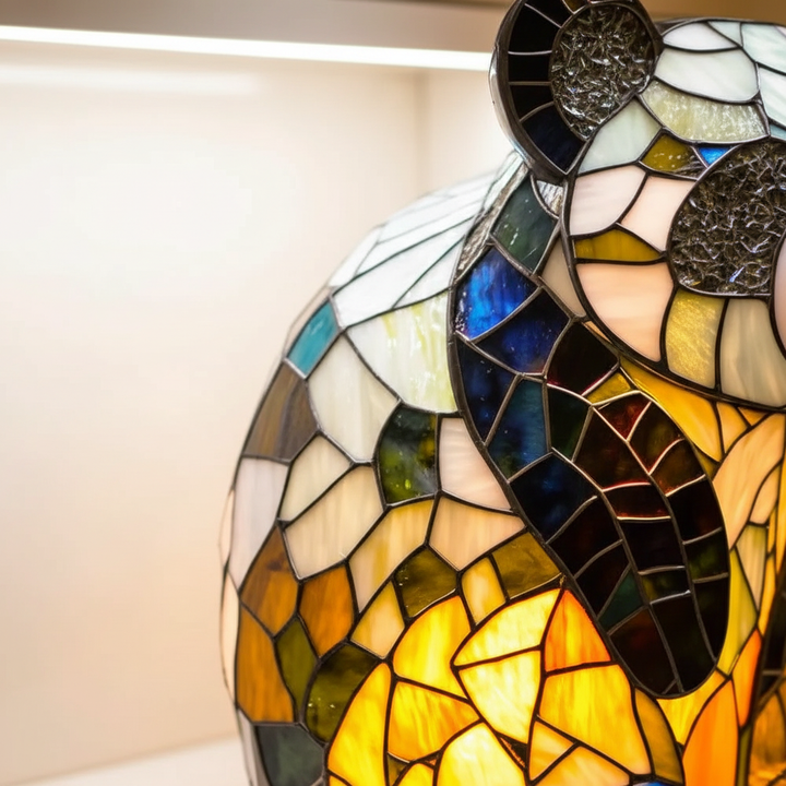 Einzigartige AnimalGlow Tischlampe mit Tiermotiv-Buntglas, ideal für Tierliebhaber.