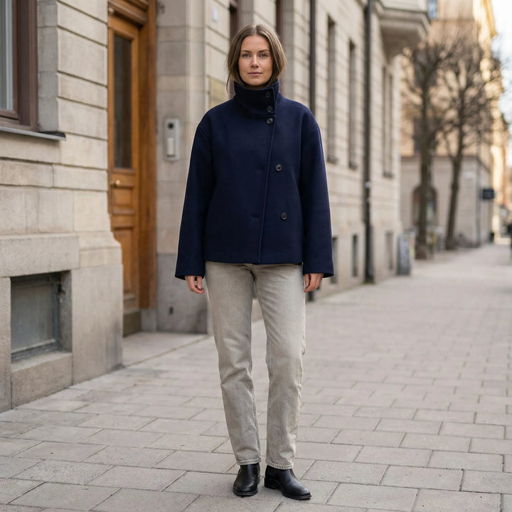 Eleganter Damen Kurzmantel Alea, kurz geschnitten, als stilvoller Doppelreiher für Business & Freizeit.