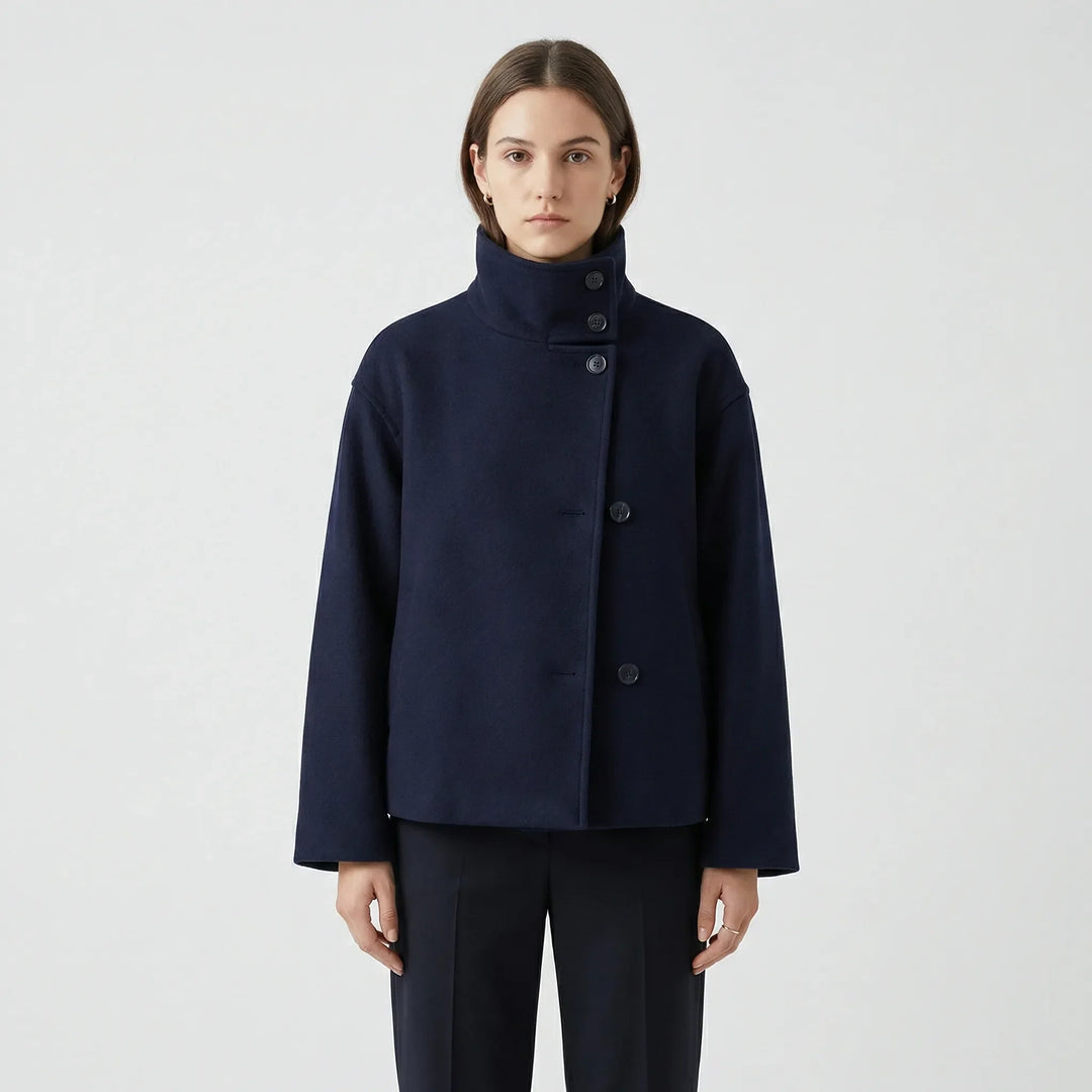 Modischer Damen Kurzmantel Alea für Frühling & Herbst, doppelreihig, ideal als Übergangsjacke.