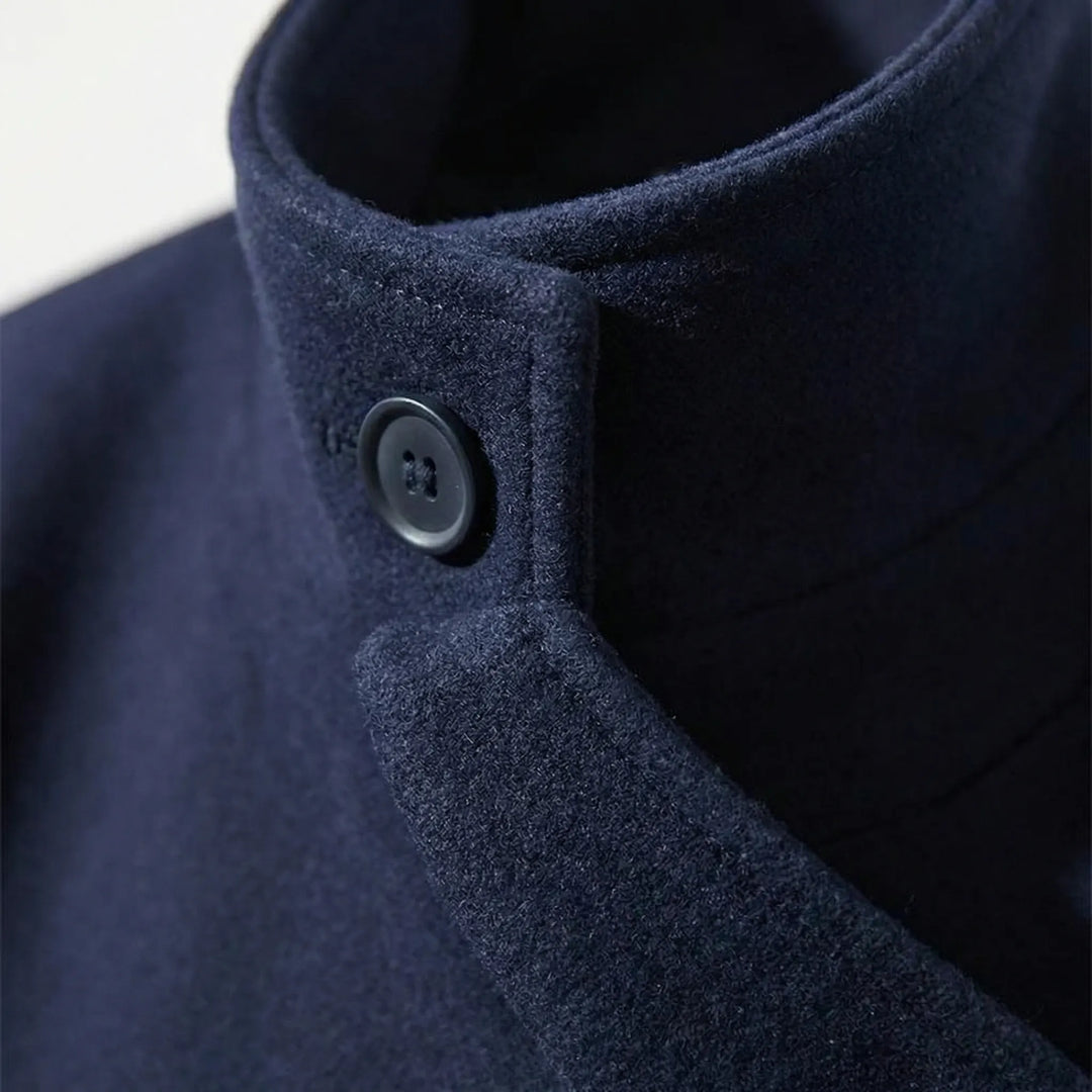 Stilvolle Damen Jacke Alea als doppelreihiger Kurzmantel, perfekt für Business-Looks & elegante Freizeit-Outfits.