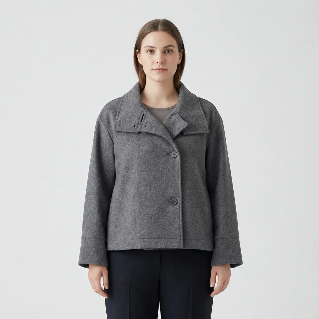 Damen Kurzmantel Alea, kurz geschnittener Doppelreiher, eine stilvolle und elegante Jacke für jede Gelegenheit.