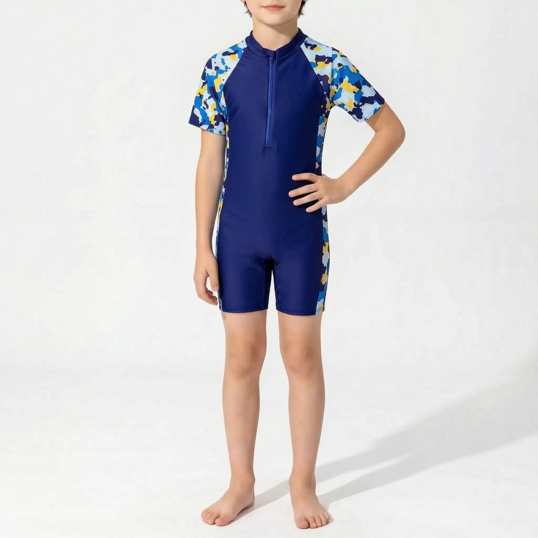 Rückenansicht des Kinder Kurzarm-Badeanzugs, ideal für Wassersport & sonnige Tage am Pool.