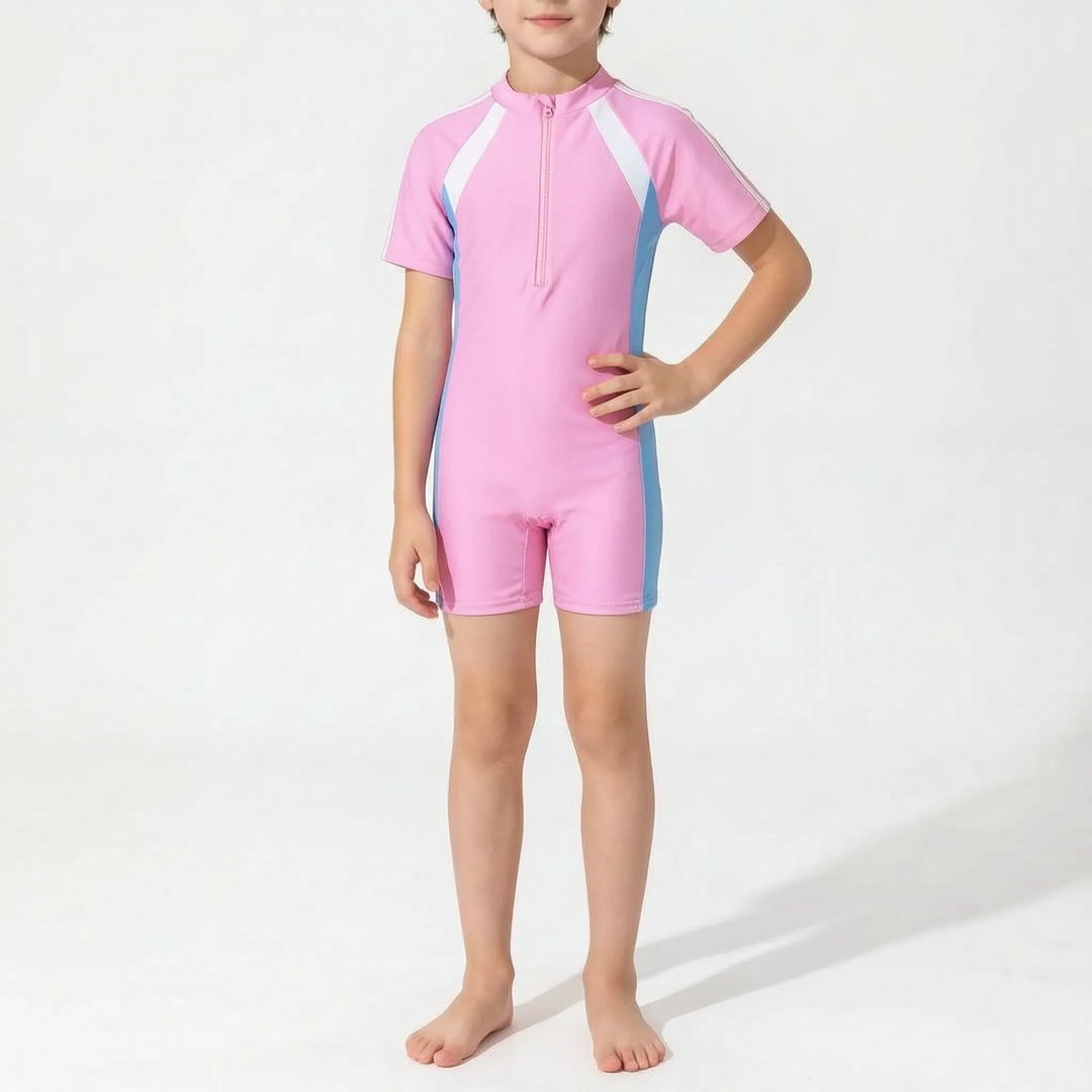 Kind springt ins Wasser im stylischen Kurzarm-Schwimmanzug, bereit für Sommer, Strand & Wassersport.