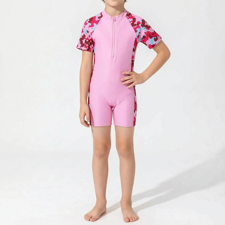 Trendiger Kinder Kurzarm-Schwimmanzug für maximalen Komfort und Bewegungsfreiheit beim Schwimmen.