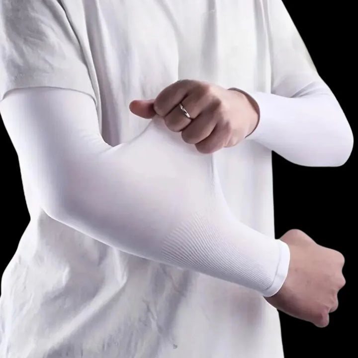 Kompressions-Armsleeve weiß, für Alltag und Sport, bietet zuverlässige Muskelunterstützung.