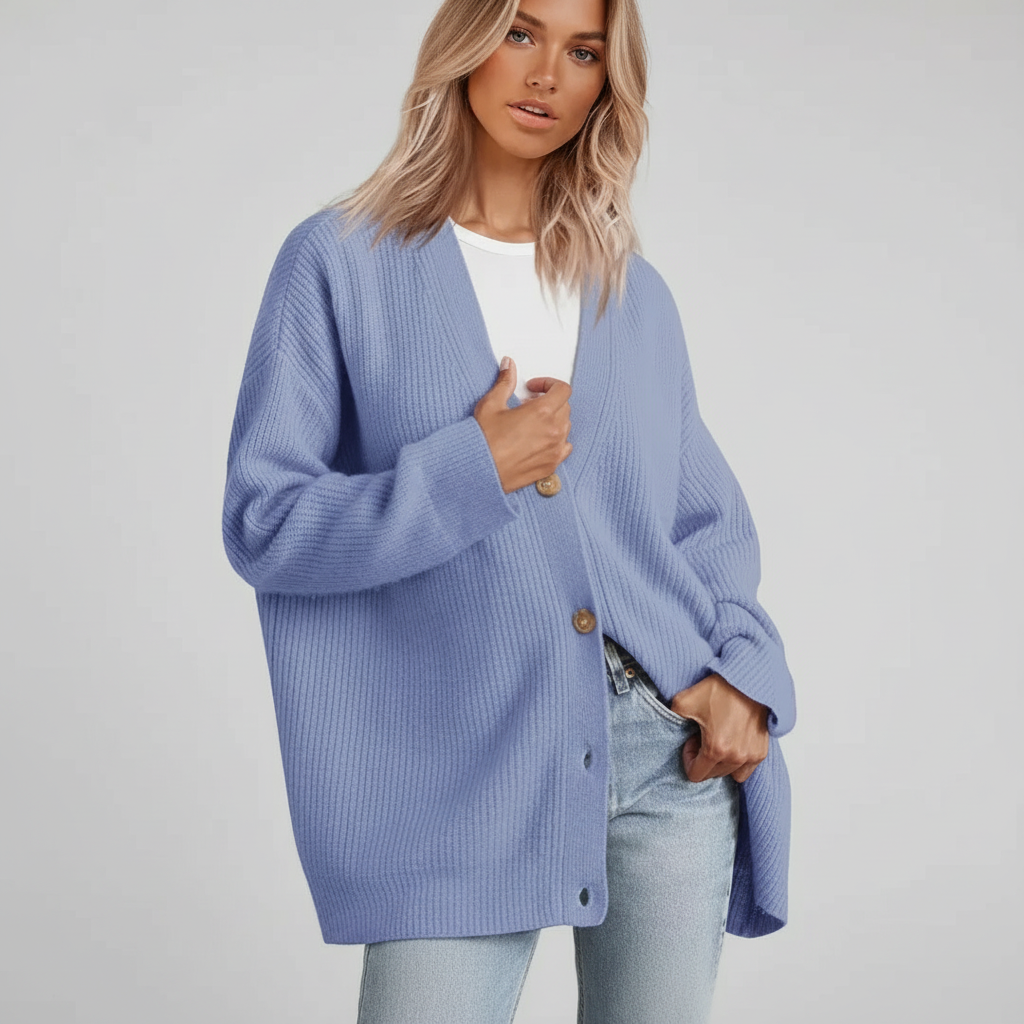 Modischer Damen Strickpullover mit V-Ausschnitt, draußen getragen. Warm & stilvoll für Herbstspaziergänge oder Citytrips.