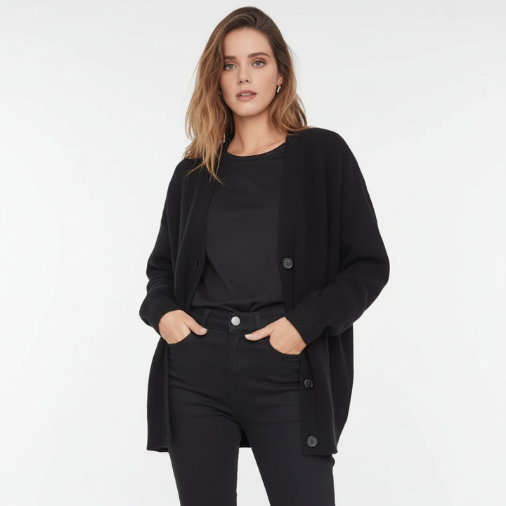 Nahaufnahme: Weicher Damen V-Ausschnitt Pullover, gemütlicher Strickstoff, ideal für kühle Herbsttage & Winterabende.