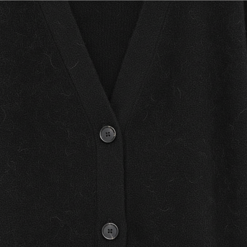 Model trägt bequemen V-Ausschnitt Strickpullover. Perfekt für entspannte Casual-Looks im Alltag, warm & modisch.