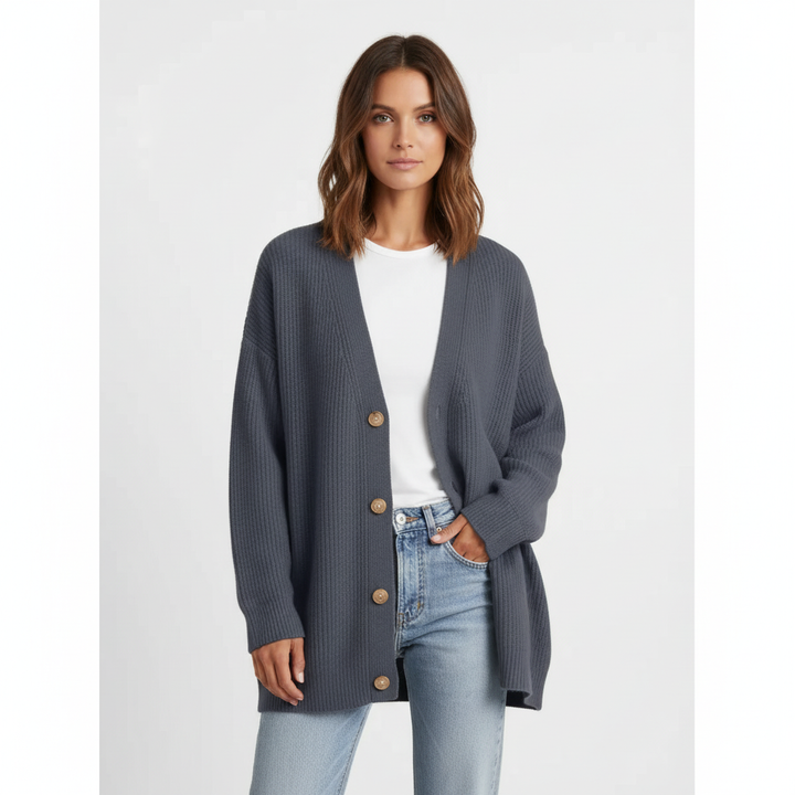 Detailaufnahme des V-Ausschnitts am Damen Strickpullover. Locker fallend, schmeichelhaft & modern, für jeden Anlass.