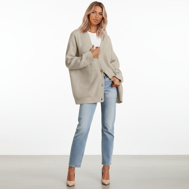 Damen Kuschelpullover mit V-Ausschnitt, ordentlich gefaltet. Bereit für gemütliche Stunden oder elegante Auftritte.