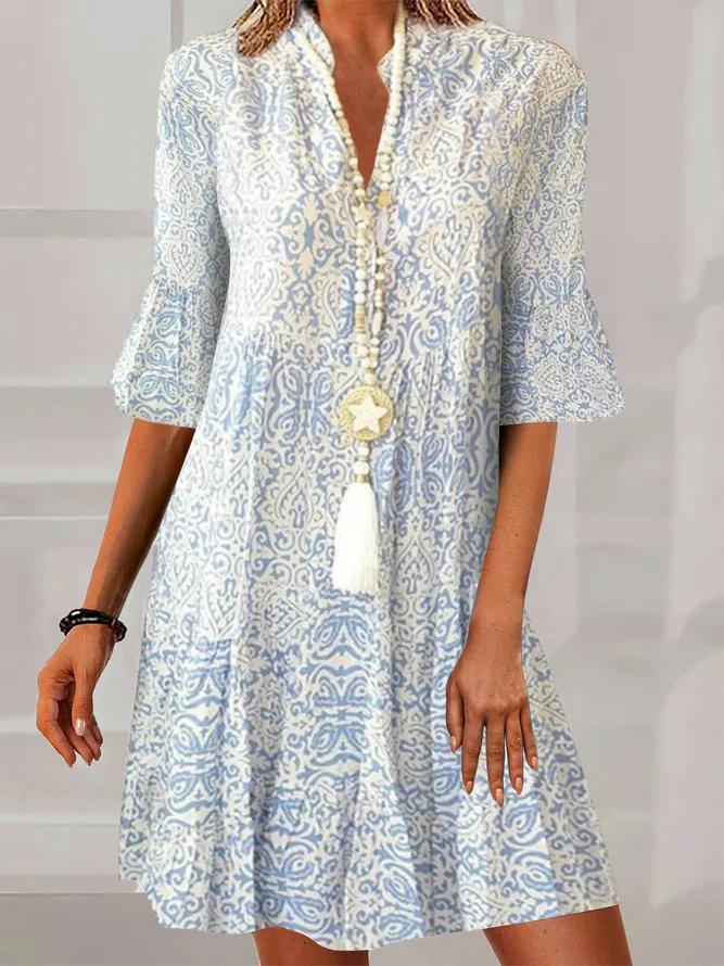 Casual A-Linien Minikleid für Damen, blau-weiß plissiert, mit V-Ausschnitt und Halbarm. Modernes Sommerkleid.