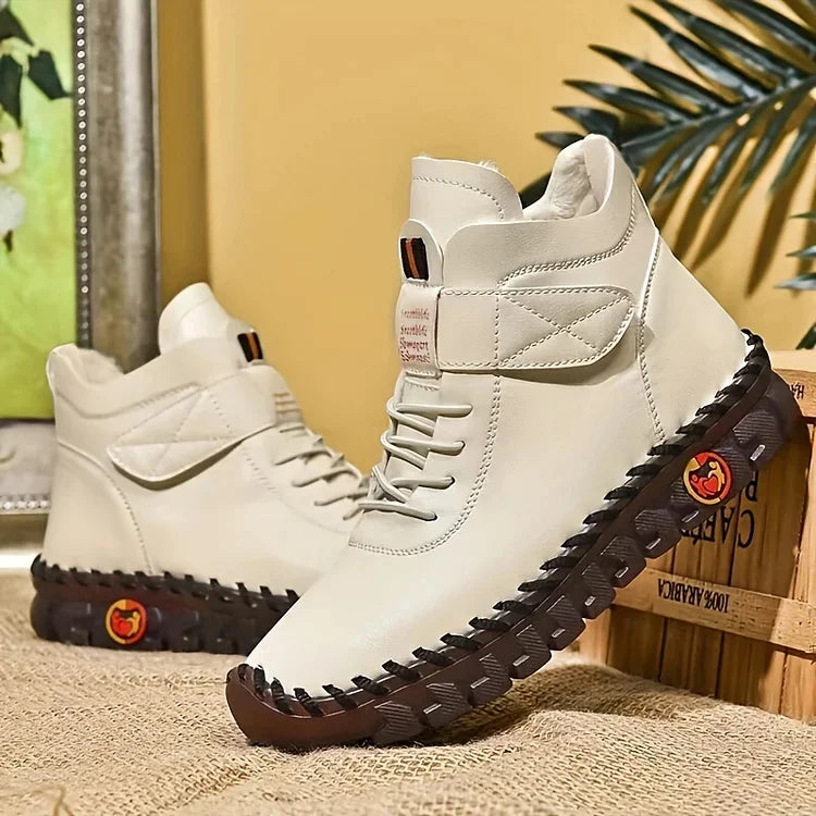 Minimalistische Damen-Kampfstiefel aus Leder: Elegante, bequeme Stiefeletten für den modernen Look.